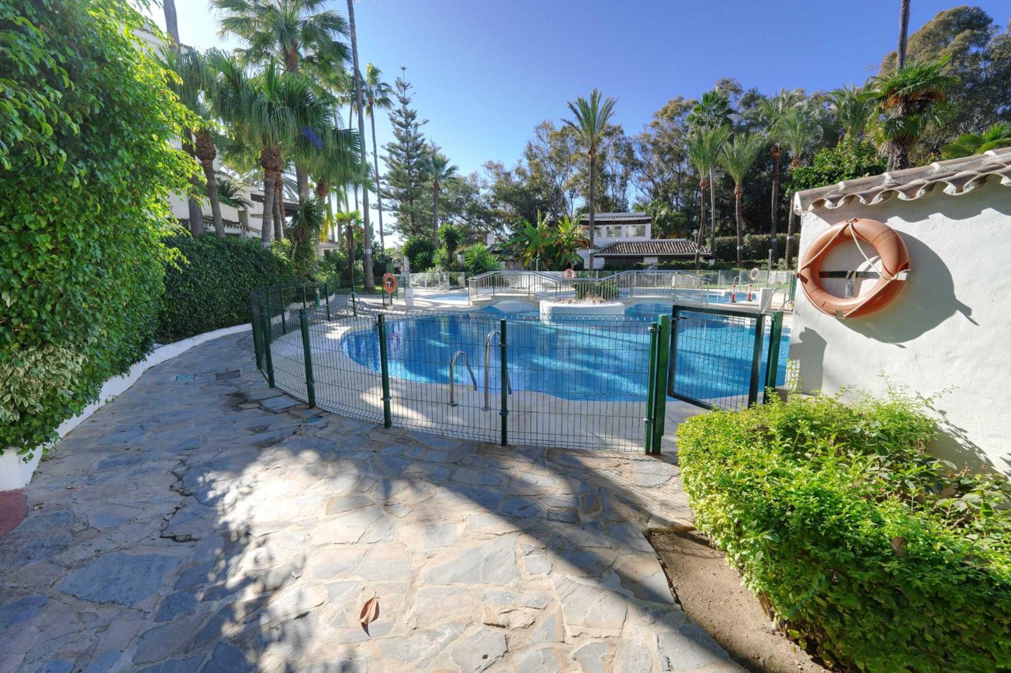 1104 First Line Beach Apartment Golden Beach Pool Марбелья Екстер'єр фото