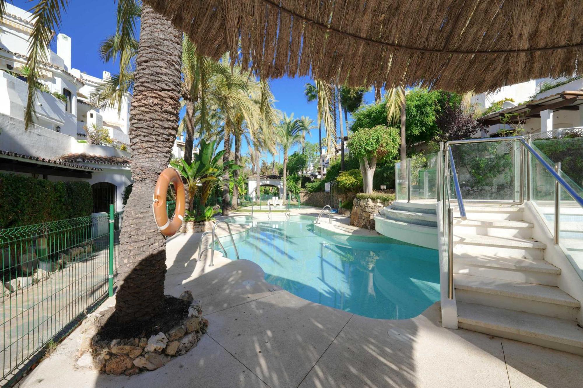 1104 First Line Beach Apartment Golden Beach Pool Марбелья Екстер'єр фото