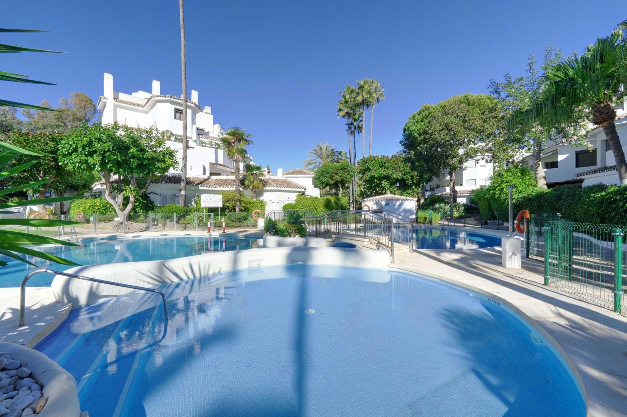 1104 First Line Beach Apartment Golden Beach Pool Марбелья Екстер'єр фото