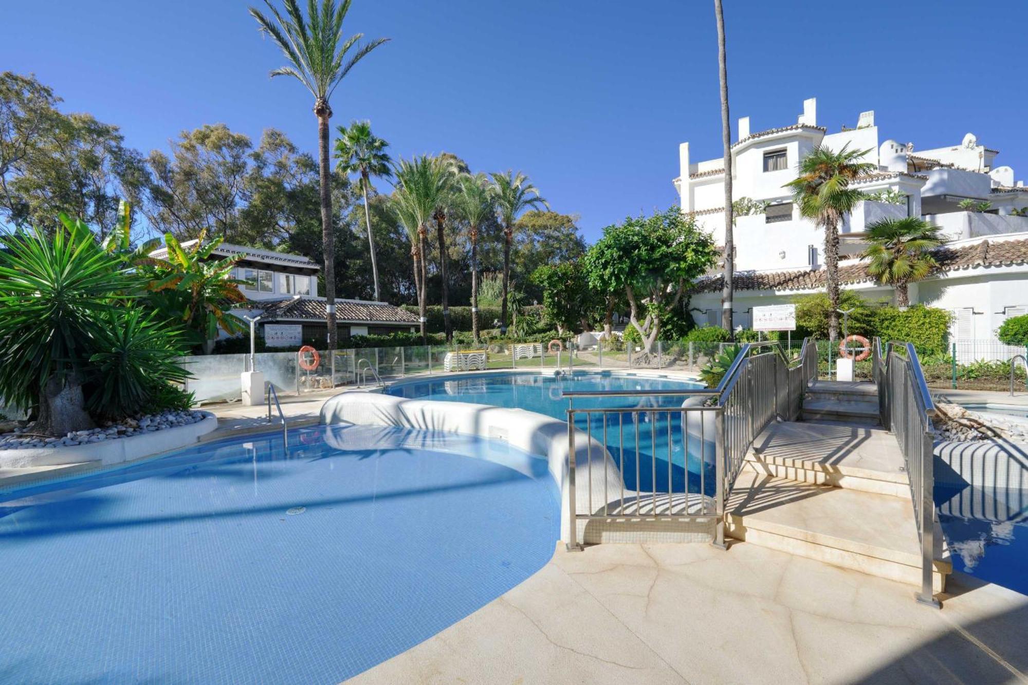 1104 First Line Beach Apartment Golden Beach Pool Марбелья Екстер'єр фото