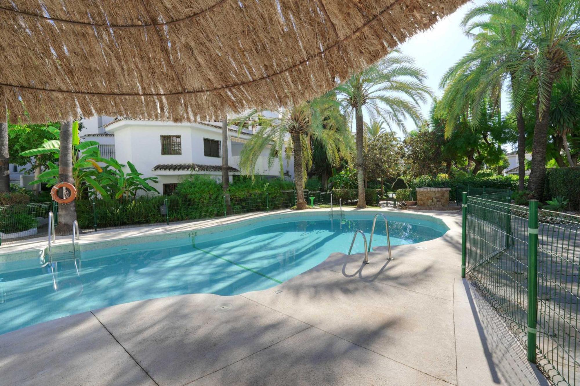 1104 First Line Beach Apartment Golden Beach Pool Марбелья Екстер'єр фото